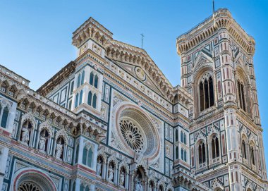 Firenze, İtalya - 23 Haziran 2019: Cattedrale di Santa Maria del Fiore e Campanile di Giotto 'nun güzel heykelleri ve kuleleri.