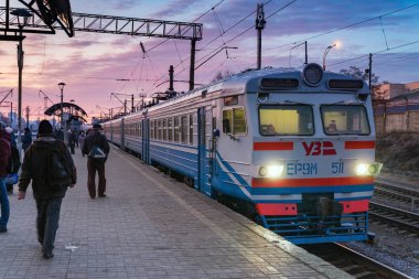 Kiev, Ukrayna - 20 Aralık 2019: Demiryolundaki yolcu treni kış sabahı sevk edilmeyi bekliyor.