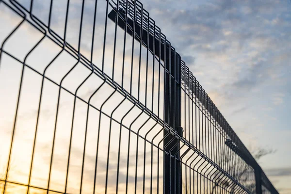 Stalen Rooster Hek Gemaakt Met Draad Blauwe Lucht Achtergrond Sectionele — Stockfoto