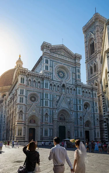 Firenze Giugno 2019 Gente Cammina Vicino Alla Torre Della Cattedrale — Foto Stock