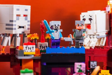 Kiev, Ukrayna - 29 Aralık 2019: Minyatür Steve ve Alex 'in iki Ghasts' ten kaçan kılıçları. Minecraft oyununun karakterleri.