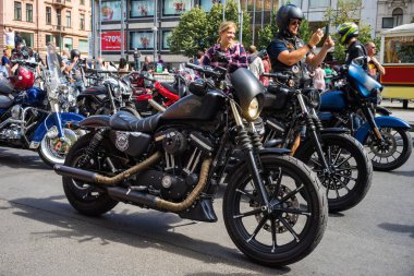 Prag, Çek Cumhuriyeti, Temmuz 06, 2019: Motosikletlilerin Prag şehir merkezinden geçişi.