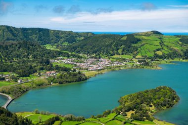 Güzel bir yol manzarası ve küçük bir köy volkanik göller ve ormanlar için.. 