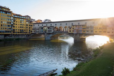Arno Nehri üzerindeki Ponte Vecchio köprüsü Floransa, İtalya 'da gün batımında