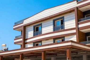 Sıcak iklimli, bitmemiş, modern bir ev cephesinin bir parçası..