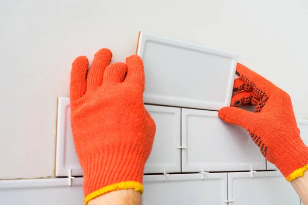 Contratista Está Embaldosando Los Azulejos Blancos Pared Cocina Concepto Una —  Fotos de Stock