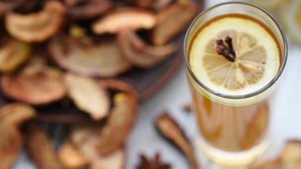 干水果配柠檬在木制底座上喝 乌兹瓦尔可能是喝醉了冷或热 — 图库视频影像