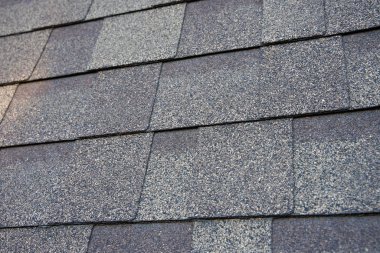 Asfalt çatı kiremitleri arkaplanındaki görünümü kapat.                               