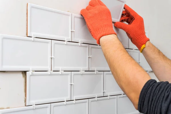 Trabalhador Está Ladrilhar Azulejos Brancos Parede Cozinha Conceito Uma Renovação — Fotografia de Stock