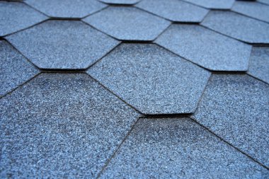 Asfalt çatı kiremitlerinin görünümünü kapat.             