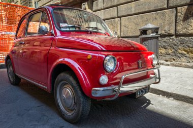 Floransa, İtalya - 23 Haziran 2019: Eski model kırmızı Fiat..