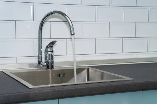 Spülbecken Und Wasserhahn Der Küche Einer Modernen Wohnung Haushaltsgeräte — Stockfoto