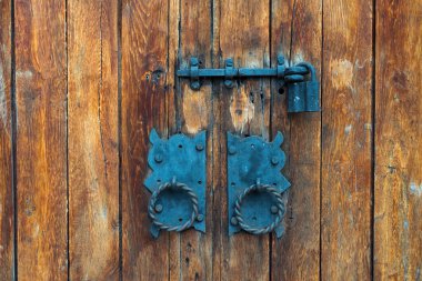 Paslı asma kilitli eski ahşap kapı ya da kapı.