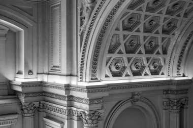 Barok alçı pervazı. Güzel klasik alçı deseni ve tavan binasının duvarındaki sütun..