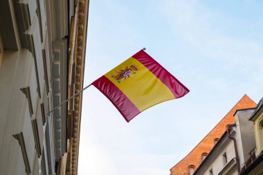 Mavi gökyüzüne karşı İspanya bayrağı.