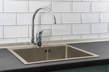 Modern bir dairede mutfak evye ve su dokunun. Ev aletleri