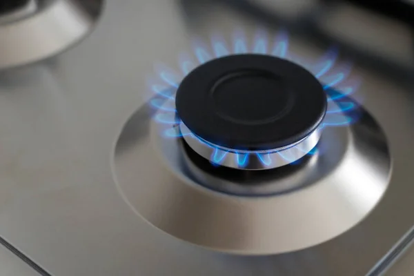 Primer Plano Llama Azul Una Estufa Gas Quemador Superficie Cocina — Foto de Stock