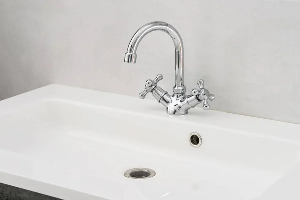 Banyo Içi Beyaz Lavabo Krom Muslukla Dolu — Stok fotoğraf