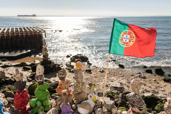 Lizbona Portugalia Lutego 2019 Widok Piaszczystą Plażę Brzegu Flagą Kamiennymi — Zdjęcie stockowe