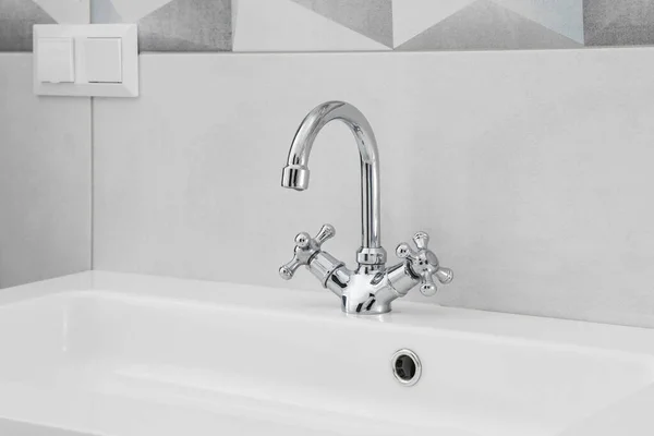 Modernes Badezimmer Mit Wasserhahn Aus Metall Und Weißem Waschbecken Aus — Stockfoto