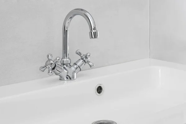 Modern Banyo Içi Metal Musluk Seramik Beyaz Lavabo — Stok fotoğraf