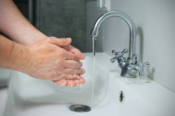 Primer Plano Joven Caucásico Lavándose Las Manos Con Jabón Lavabo — Foto de Stock