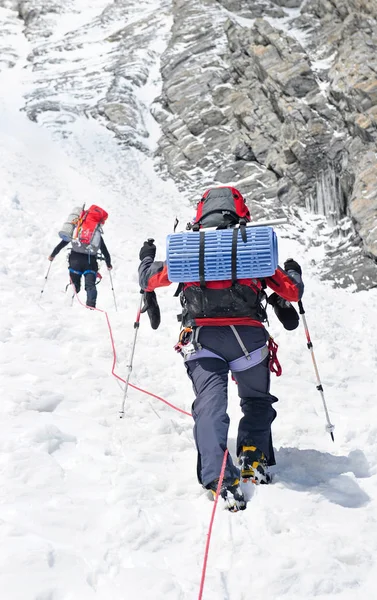 Groep klimmers bereikt de top van de bergtop. Klimmen en bergsport. Teamwork concept. — Stockfoto