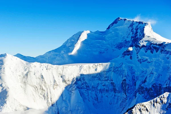 Berggipfel. Der höchste Berg der Welt — Stockfoto