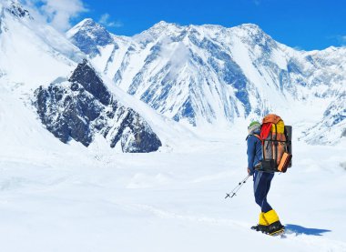Dağcı dağın zirvesine ulaşır. Tırmanma ve dağcılık sporu konsepti