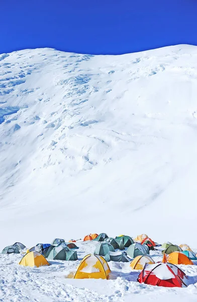 在高山冰川上的帐篷 — 图库照片