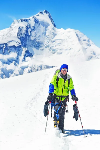 Hiker with backpacks reaches the summit of mountain peak. Success, freedom and happiness, achievement in mountains. Active sport concept. — Stock Photo, Image