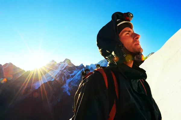 Groep klimmers bereikt de top van de bergtop. Klimmen en bergsport. Teamwork concept. — Stockfoto