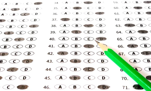 Test antwoordblad met potlood. Onderzoekstest. Onderwijsconcept — Stockfoto