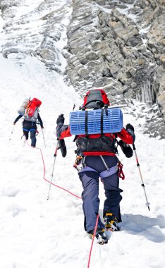 Dağcı dağın zirvesine ulaşır. Tırmanma ve dağcılık sporu konsepti