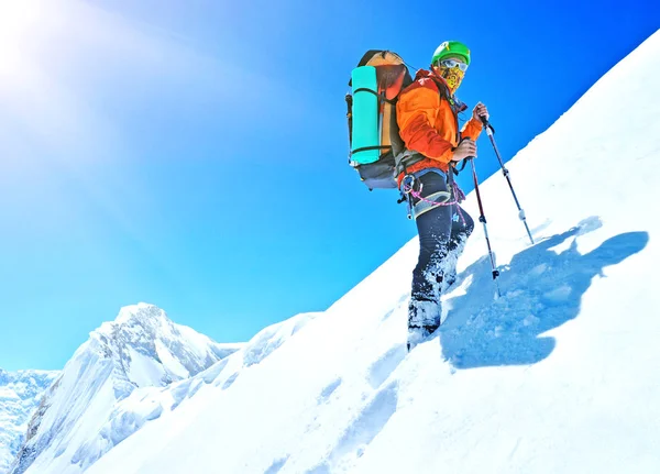 Der Bergsteiger erreicht den Gipfel des Berges. Klettern und Bergsport-Konzept — Stockfoto