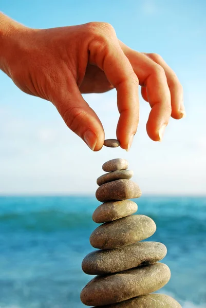 Fundo abstrato. Torre de pedra em uma praia de seixos — Fotografia de Stock