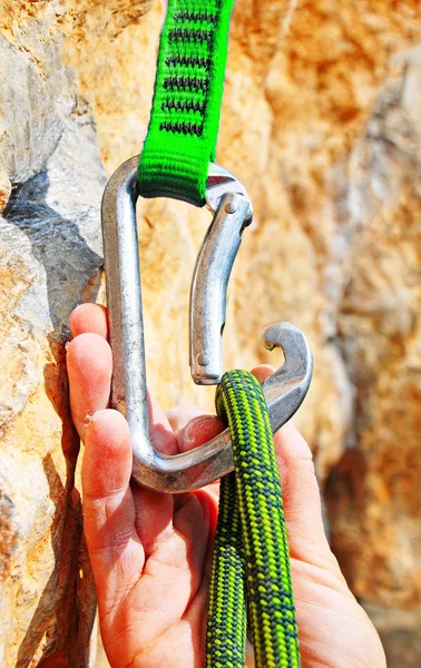 Equipamento de escalada - corda, mosquetão — Fotografia de Stock