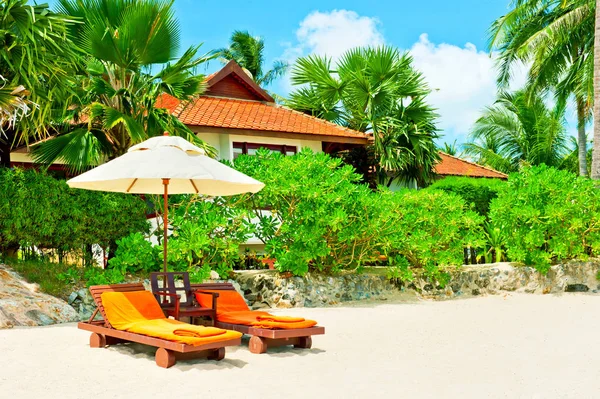 Mooi strand. Stoelen op het zandstrand in de buurt van de zee. Zomer vakantie en vakantie concept. Tropisch strand. — Stockfoto