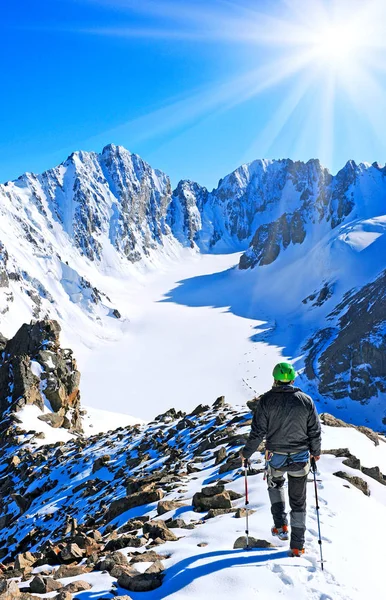 Turysta z plecakami dociera na szczyt góry. Sukces, wolność i szczęście, osiągnięcia w górach. Koncepcja aktywnego sportu. — Zdjęcie stockowe
