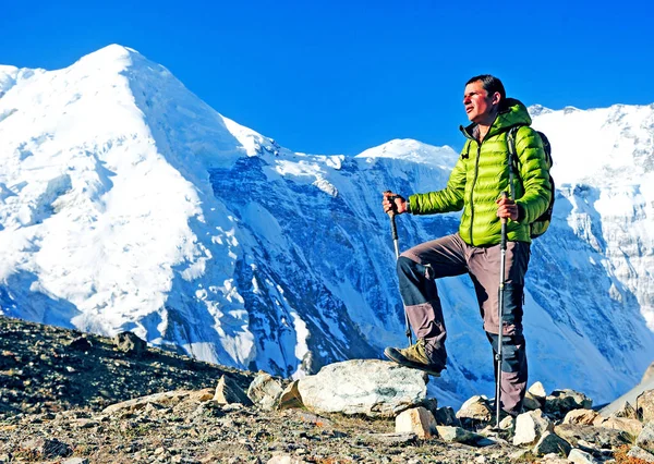 Hiker with backpacks reaches the summit of mountain peak. Success, freedom and happiness, achievement in mountains. Active sport concept. — Stock Photo, Image