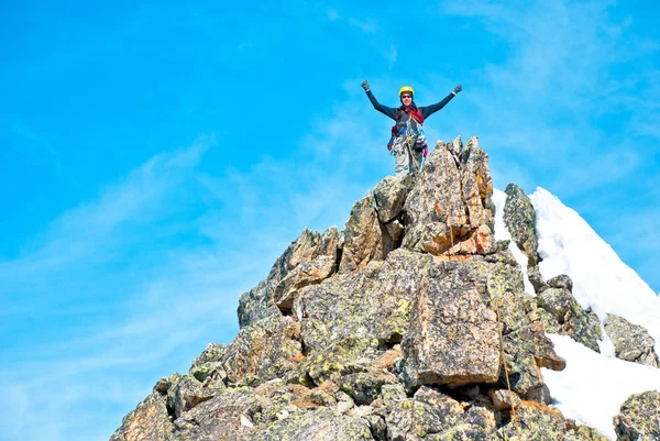 El escalador alcanza la cima del pico de la montaña. Escalada y montañismo concepto deportivo —  Fotos de Stock