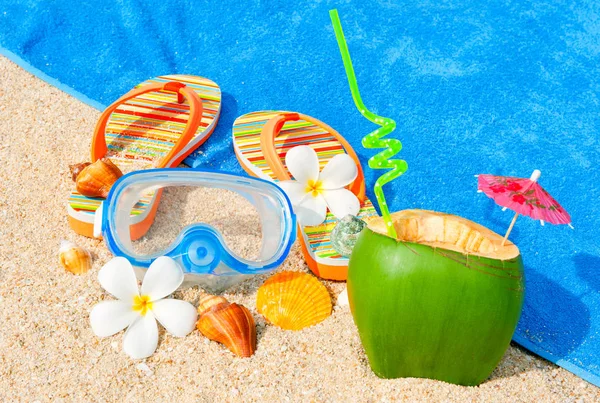 Fondo de vacaciones. Conchas marinas y máscara de buceo en la playa del océano —  Fotos de Stock