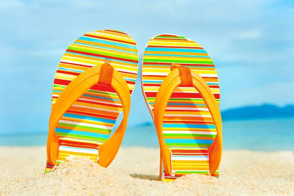 Vacker strand. Strandsandaler på sandkusten. Sommarsemester och semester koncept. Tropisk strand. — Stockfoto