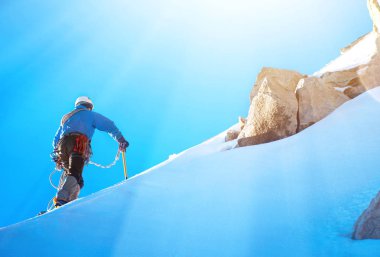 Dağcı dağın zirvesine ulaşır. Tırmanma ve dağcılık sporu konsepti