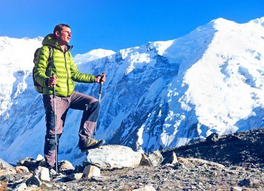 Sırt çantalı gezgin dağın zirvesine ulaşır. Başarı, özgürlük ve mutluluk, dağlarda başarı. Etkin spor konsepti.