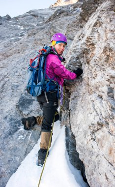 Dağcı dağın zirvesine ulaşır. Tırmanma ve dağcılık sporu konsepti