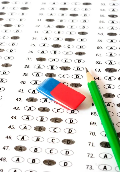 Testantwortbogen mit Bleistift. Prüfungstest. Bildungskonzept — Stockfoto