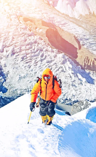 El escalador alcanza la cima del pico de la montaña. Escalada y montañismo concepto deportivo — Foto de Stock