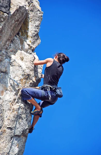 L'arrampicatore raggiunge la vetta della montagna. Arrampicata e alpinismo concetto di sport — Foto Stock