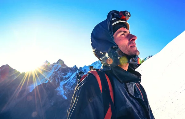 Hegymászók Csoportja Eléri Hegycsúcsot Hegymászó Hegymászó Sport Csapatmunka Koncepciója — Stock Fotó